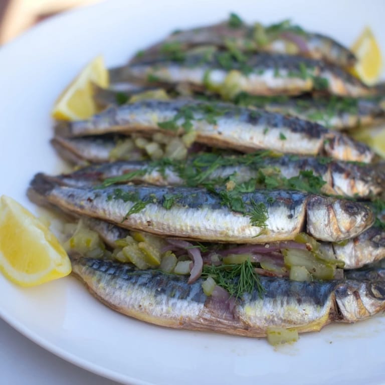 Beautifully plated Plongeons dans lOcéan Poisson Bleu showcasing flaky bluefish, shrimp, and vibrant vegetables fresh from the oven.